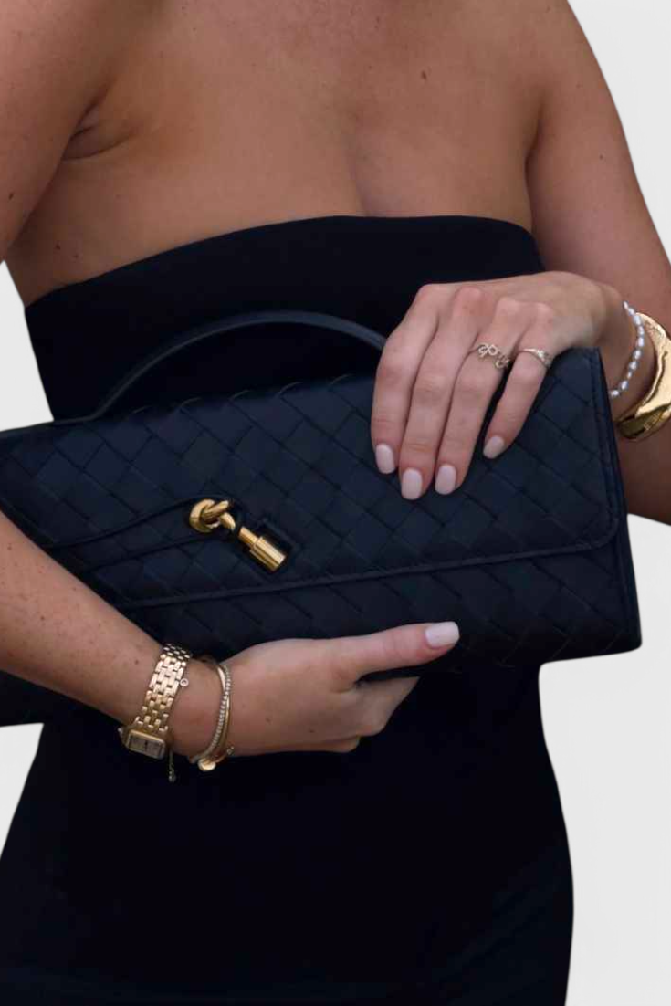 Elegante Bolso Melanie Clutch con Detalle de Nudo Dorado para Un Toque de Sofisticación