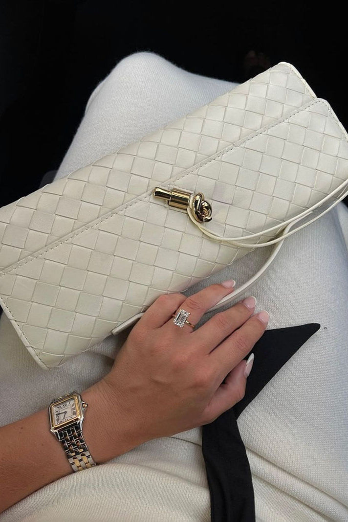 Elegante Bolso Melanie Clutch con Detalle de Nudo Dorado para Un Toque de Sofisticación