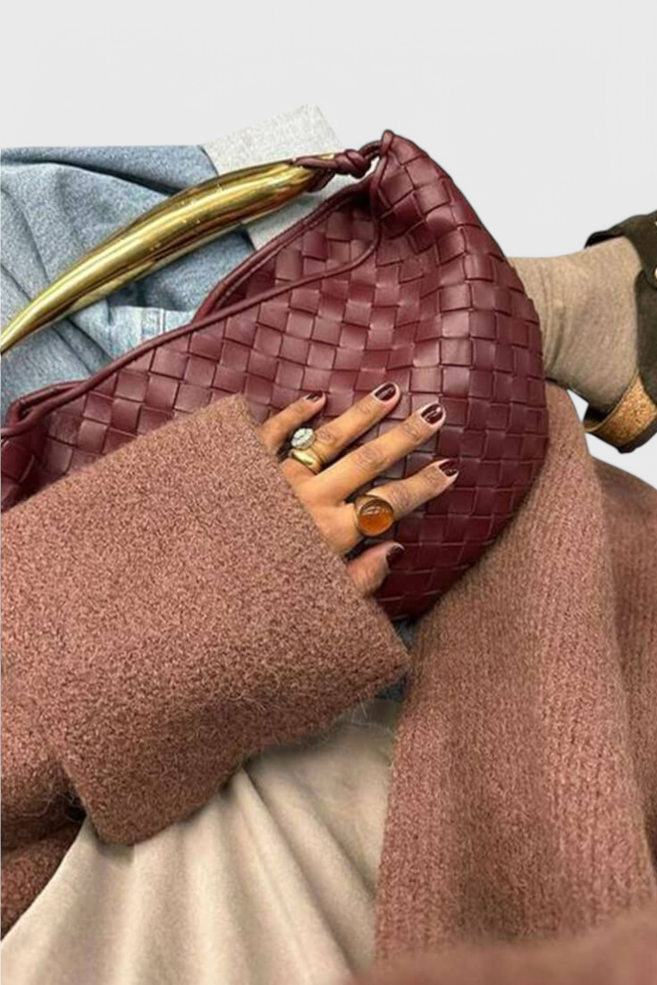 Elegante Bolso Gerda de Tejido con Asa Dorada para un Look Sofisticado