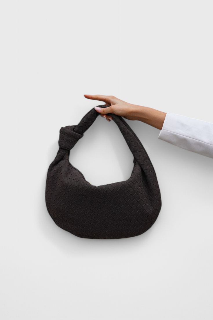 Bolso Mediano Lila de Ratán con Elegante Detalle de Nudo
