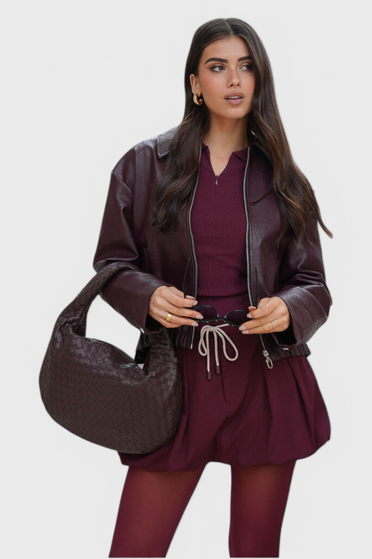 Bolso Mediano Lila de Ratán con Elegante Detalle de Nudo